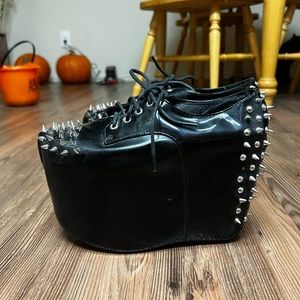 [Substitute] Black Studded Platform size 8.5